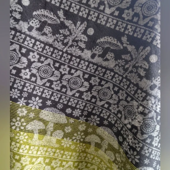 New Mushroom Wrap Black and Green Skirt - Picture 3 of 3